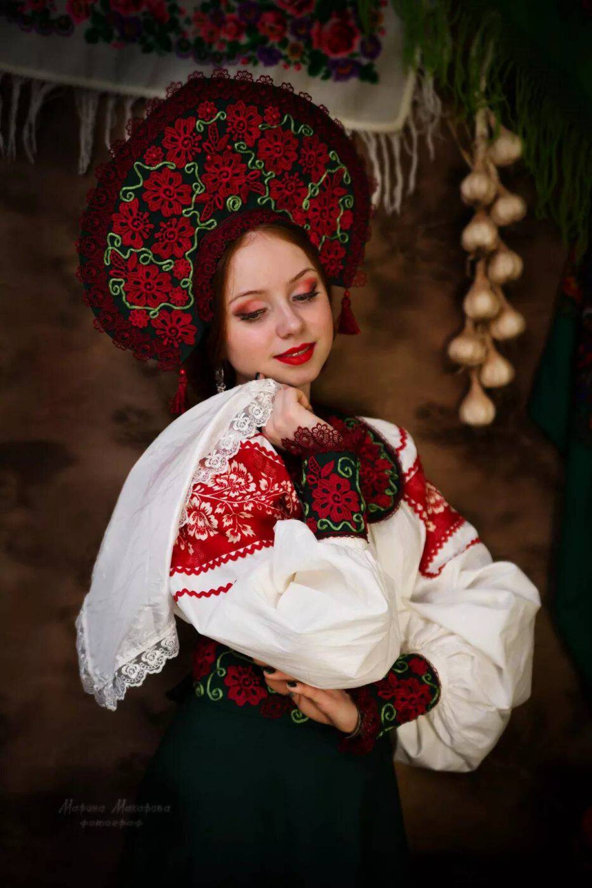 Women in Slavic costumes underwear in Zaozhuang
