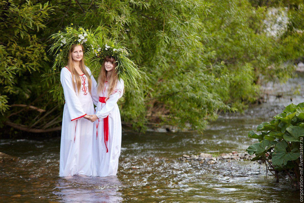 Women in Slavic costumes in Zaozhuang