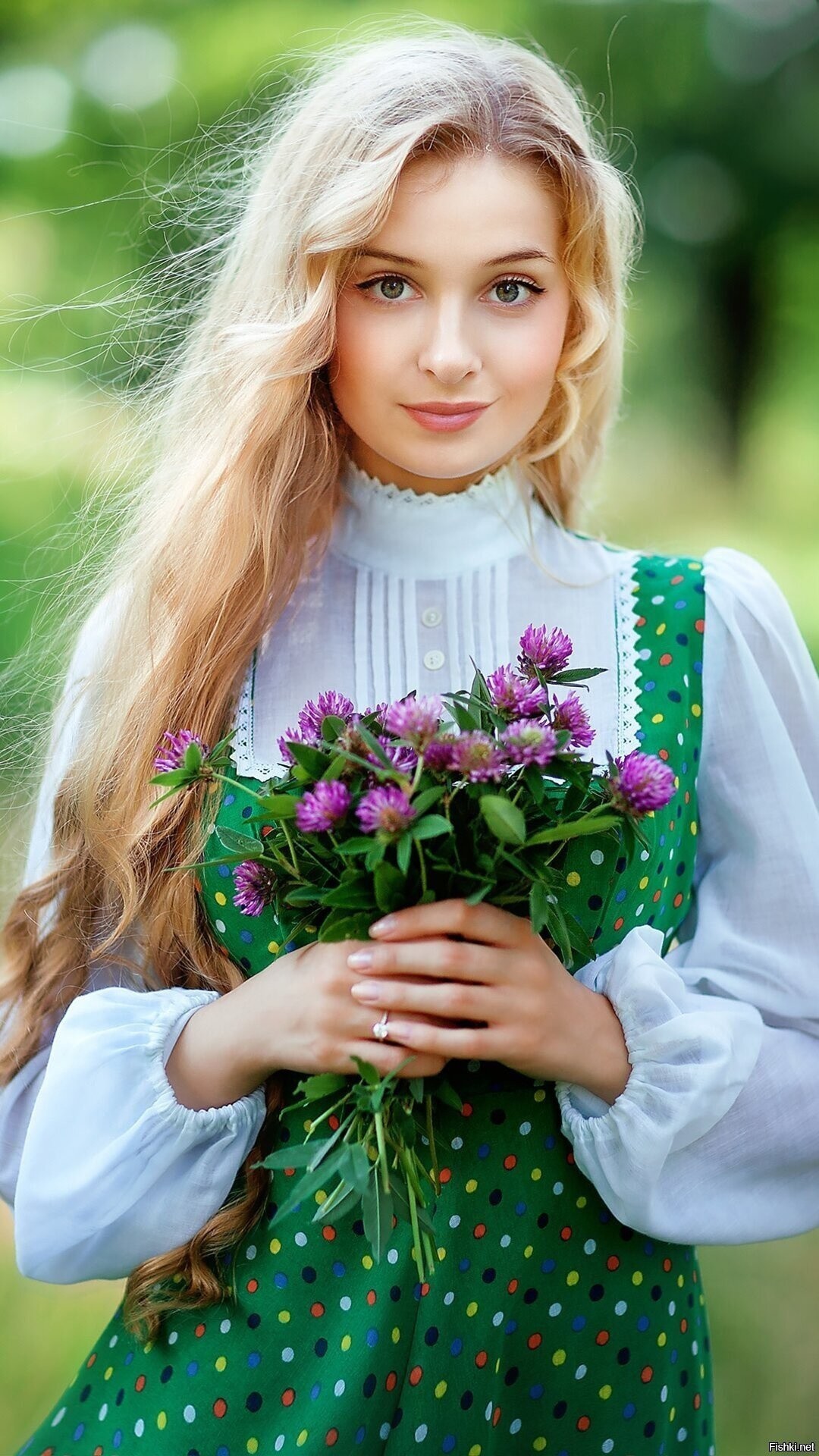Girls in Slavic costumes in Zaozhuang
