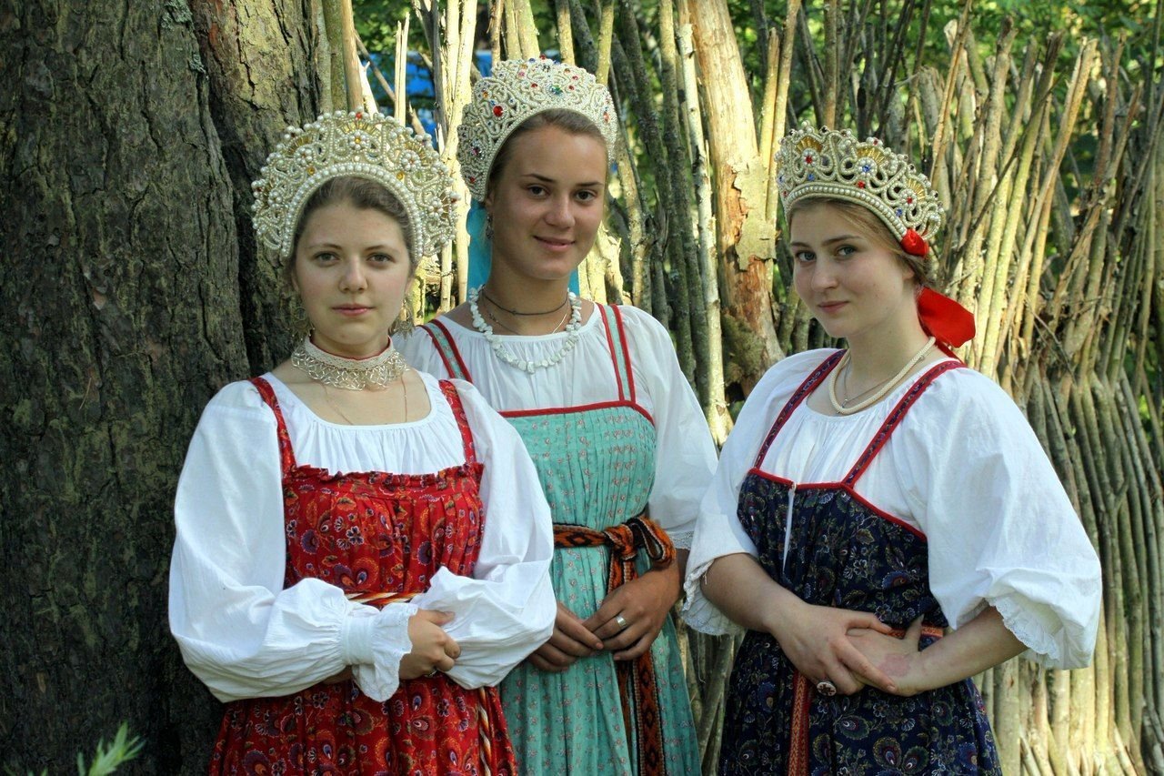 Sexy model Girls in Slavic costumes in Zaozhuang